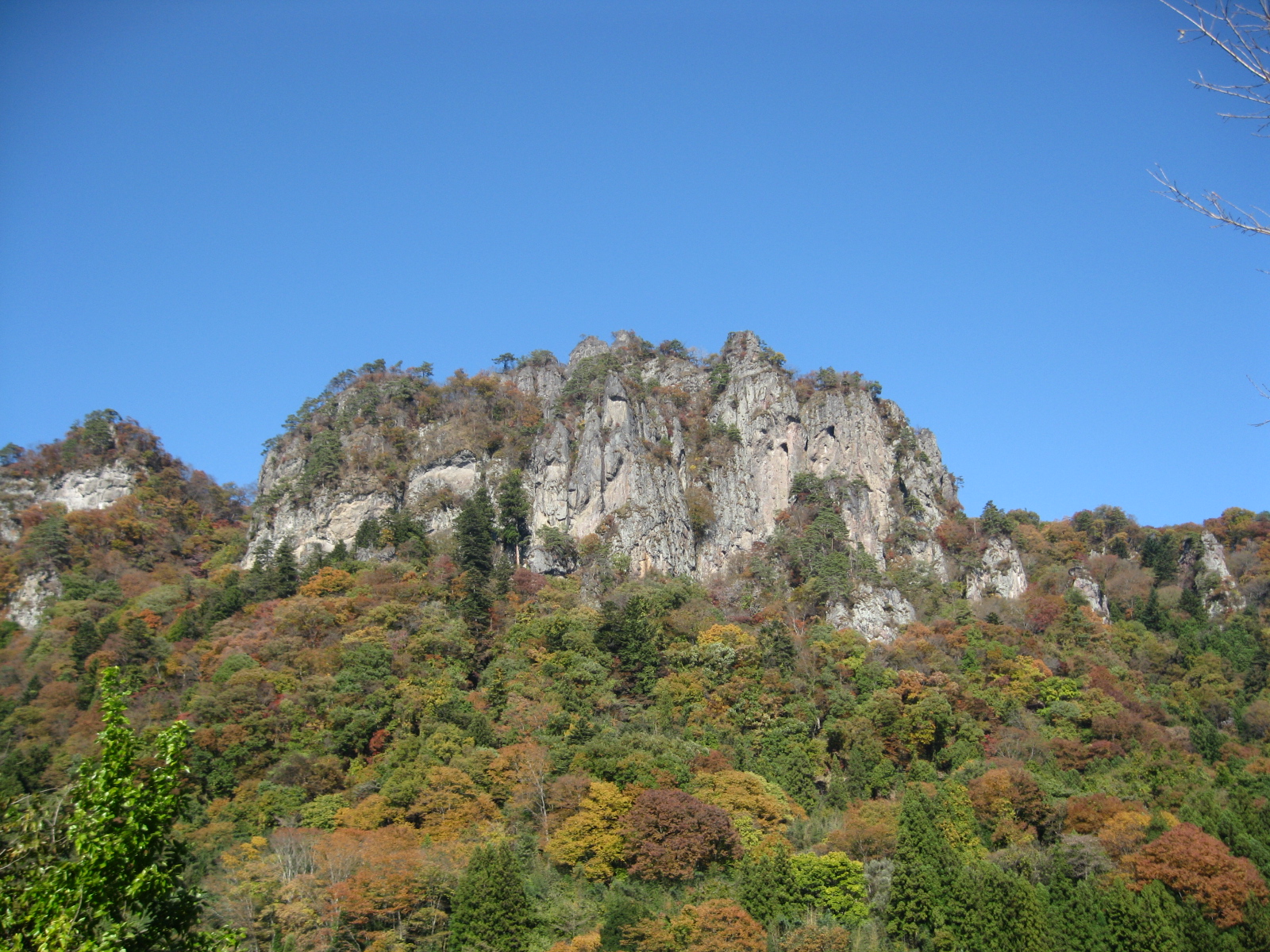 密岩神社からの岩櫃山
