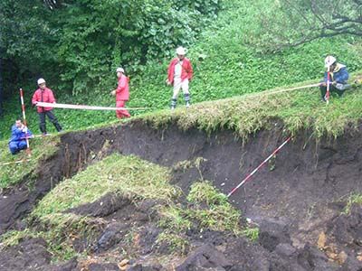 台風により被災した現地を確認している様子