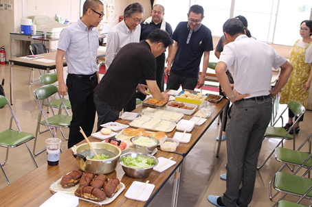 第2回実行委員会でのハンバーガー試食会の様子