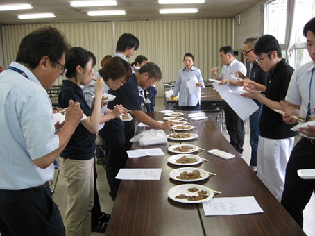 第4回委員会試食の様子写真その1