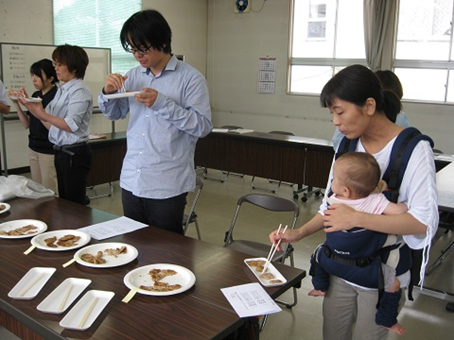 第4回委員会試食の様子写真その2