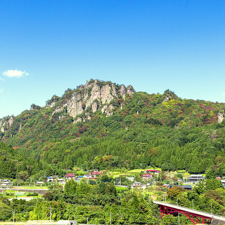 岩櫃山の全貌の写真です。