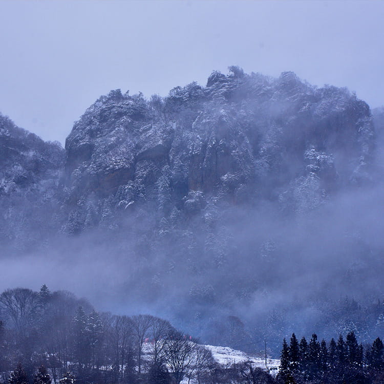 冬の岩櫃山の写真です。厳しさの中にも美しさを感じさせます。