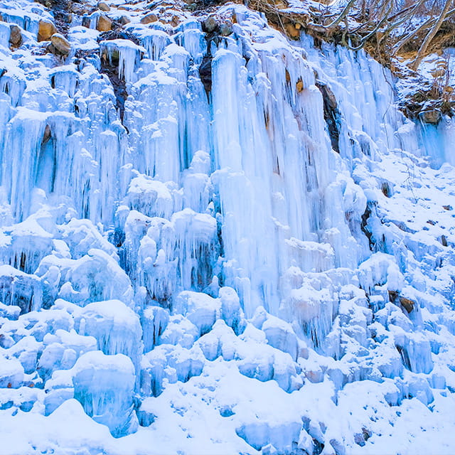 冬の写真です。温川の氷壁からは神聖な何かを感じます。