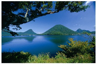 青空と榛名湖の写真です