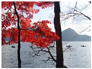 紅葉と榛名湖の写真です